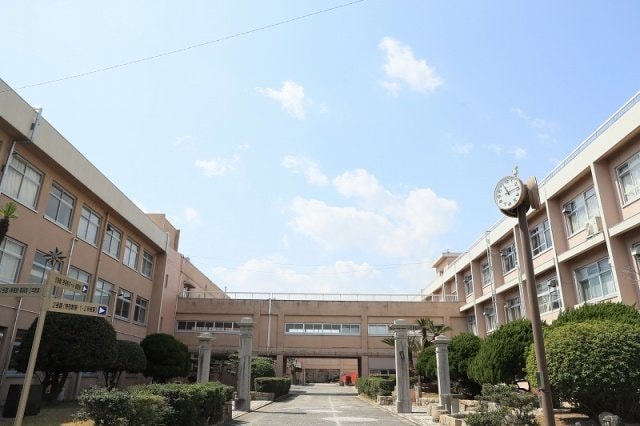 三重県立四日市高等学校(高等学校/高等専門学校)まで1495m Ｓｉｎｃｅｒｏ　Ｂ棟