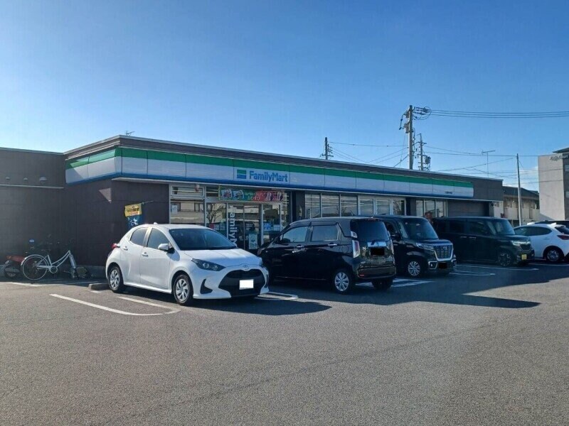 ファミリーマート久居野村町店(コンビニ)まで255m 仮）津市久居野村町マンション