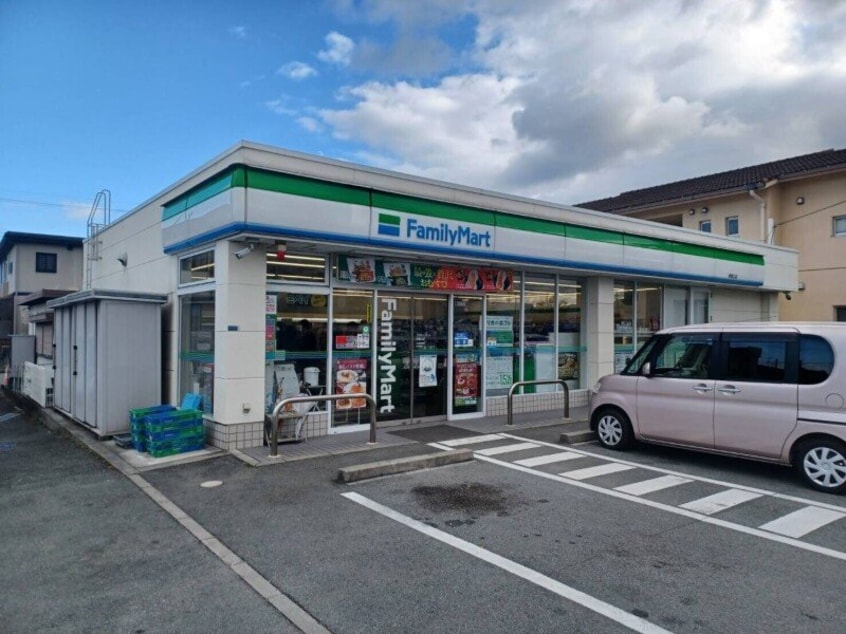 ファミリーマート津城山店(コンビニ)まで840m アルル南が丘Ｂ棟