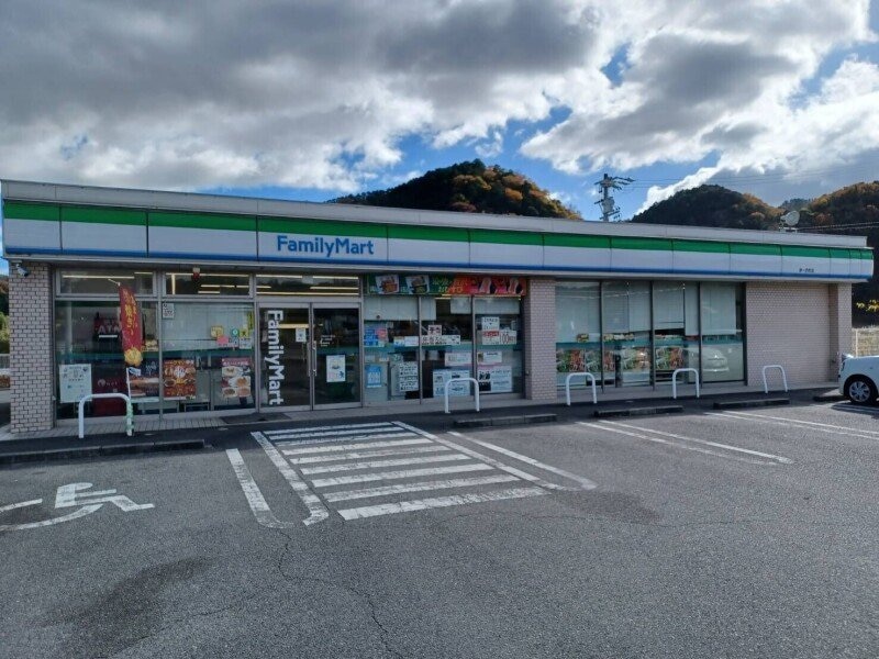 ファミリーマート津一志町店(コンビニ)まで351m ラ　ヴォーテ　A