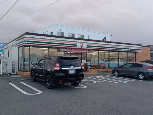 セブンイレブン松阪肥留町店(コンビニ)まで636m シャルマン・ドミールB