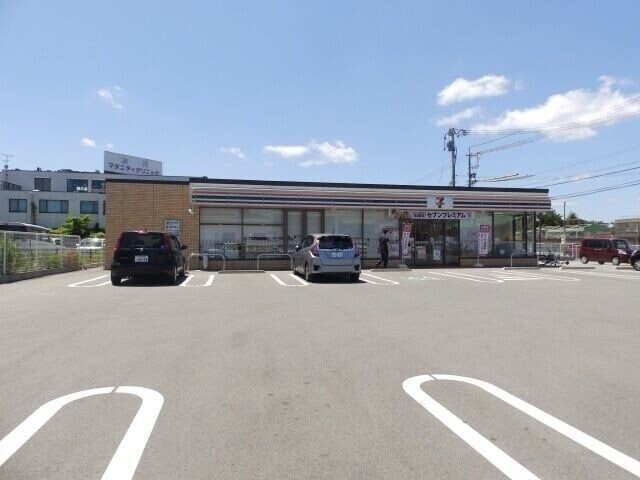 セブンイレブン津市藤方店(コンビニ)まで806m 垂水戸建て