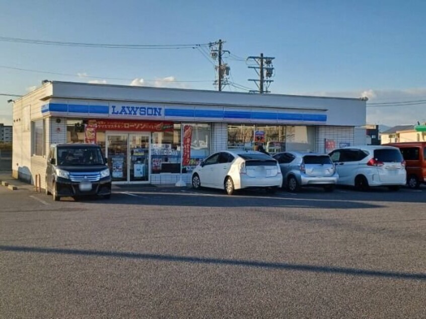ローソン松阪小野江店(コンビニ)まで575m アシューレＣ