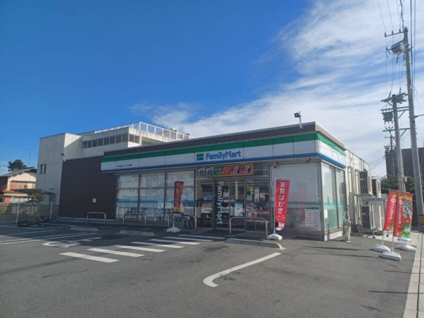 ファミリーマート津久居アルスプラザ前店(コンビニ)まで409m アープトライ東鷹跡　Ｂ