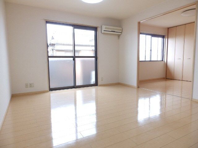 同建物の別部屋写真です ファミーユ