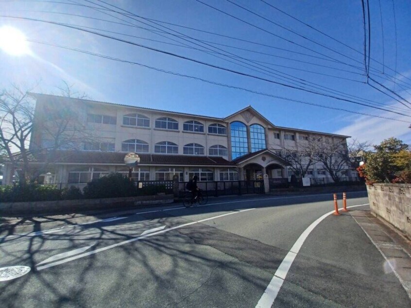 津市立誠之小学校(小学校)まで1262m クイーンズタウン元町　Ι棟