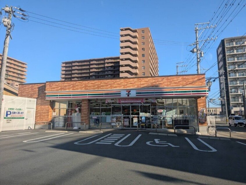 セブンイレブン津市久居駅前店(コンビニ)まで895m シエテ久居元町レジデンス