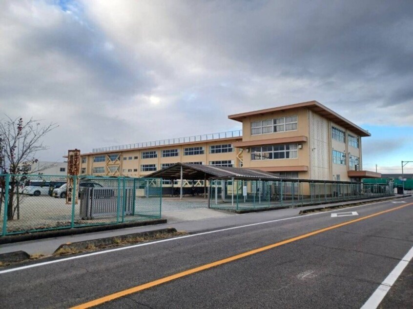 松阪市立三雲中学校(中学校/中等教育学校)まで1471m クラージュ　Ｂ棟