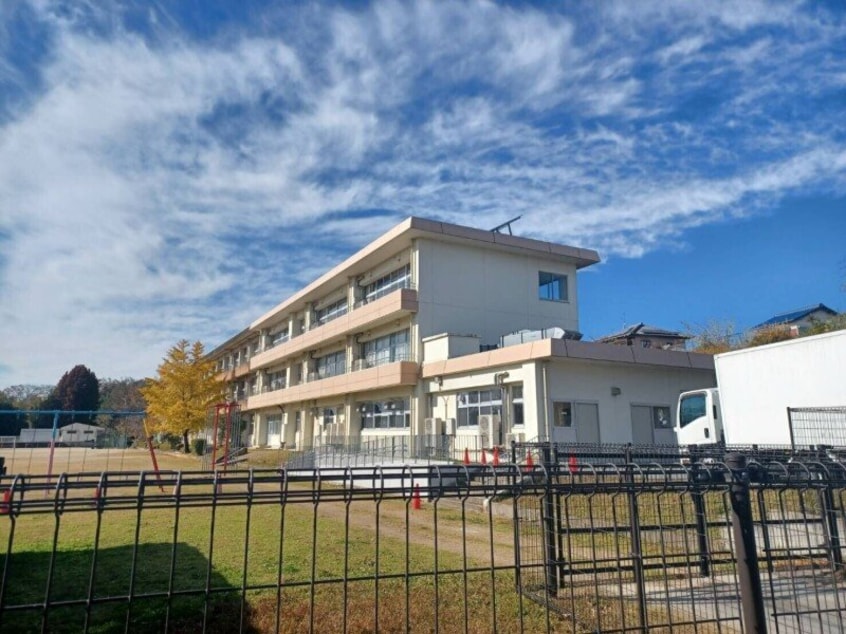 津市立戸木小学校(小学校)まで2475m ヴィラナリー津　A棟
