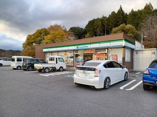 ファミリーマート榊原温泉口店(コンビニ)まで3056m ハイネスアイ