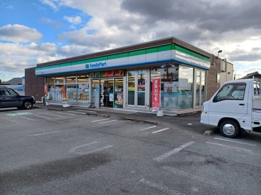 ファミリーマート津白山町店(コンビニ)まで823m グリーンハイツⅡ