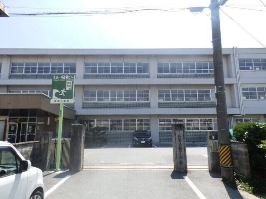 松阪市立第四小学校(小学校)まで666m メルベーユ
