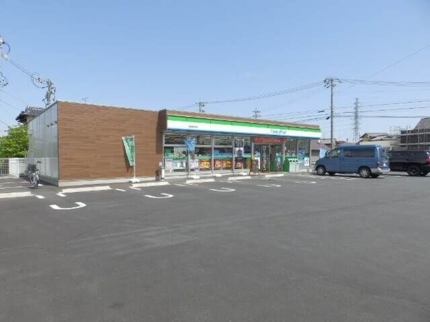 ファミリーマート松阪鎌田町店(コンビニ)まで627m メルベーユ