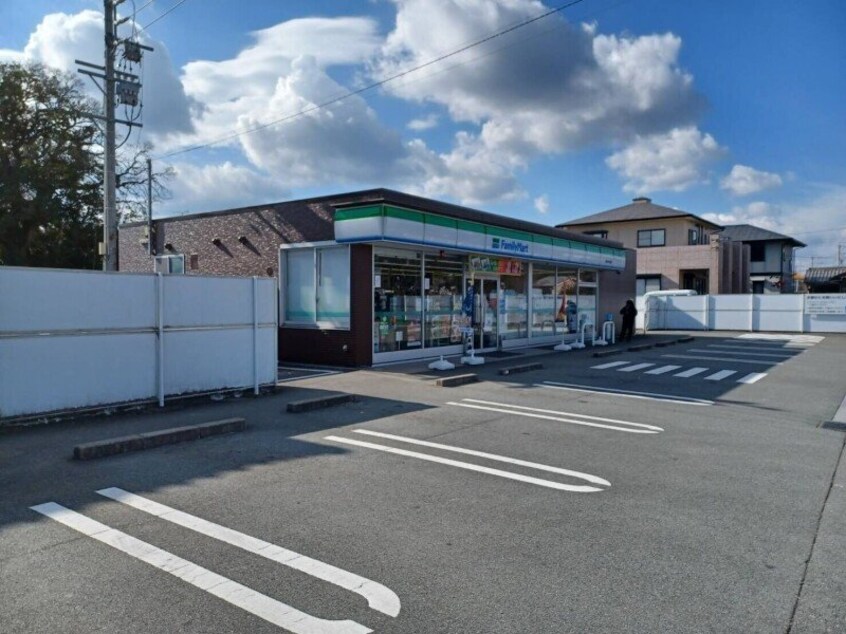 ファミリーマート津市戸木町店(コンビニ)まで595m first road hirari