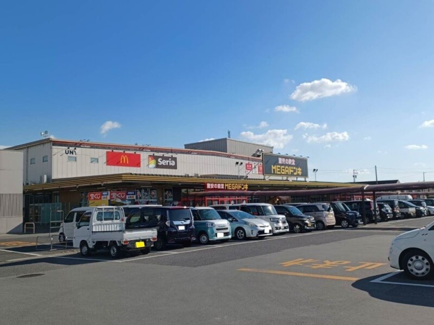 MEGAドン・キホーテUNY嬉野店(ショッピングセンター/アウトレットモール)まで390m ラフィーネ