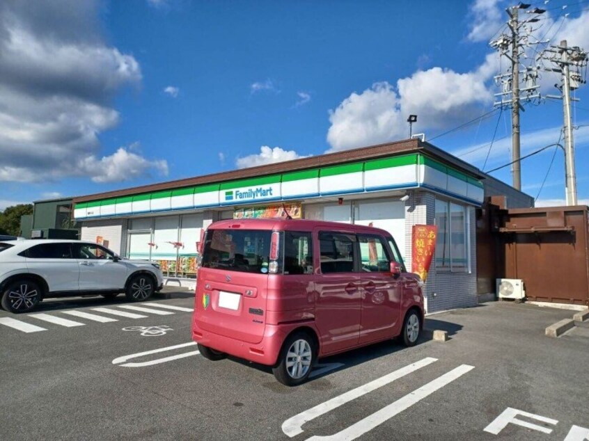ファミリーマート嬉野中川店(コンビニ)まで403m ラフィーネ