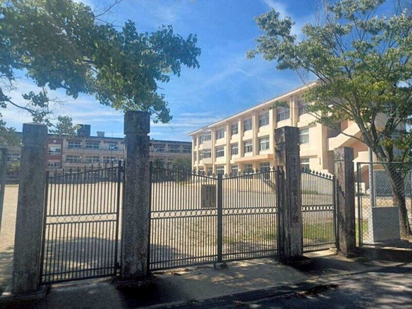 津市立栗葉小学校(小学校)まで2299m ランドマーク　０８２６　Ⅰ