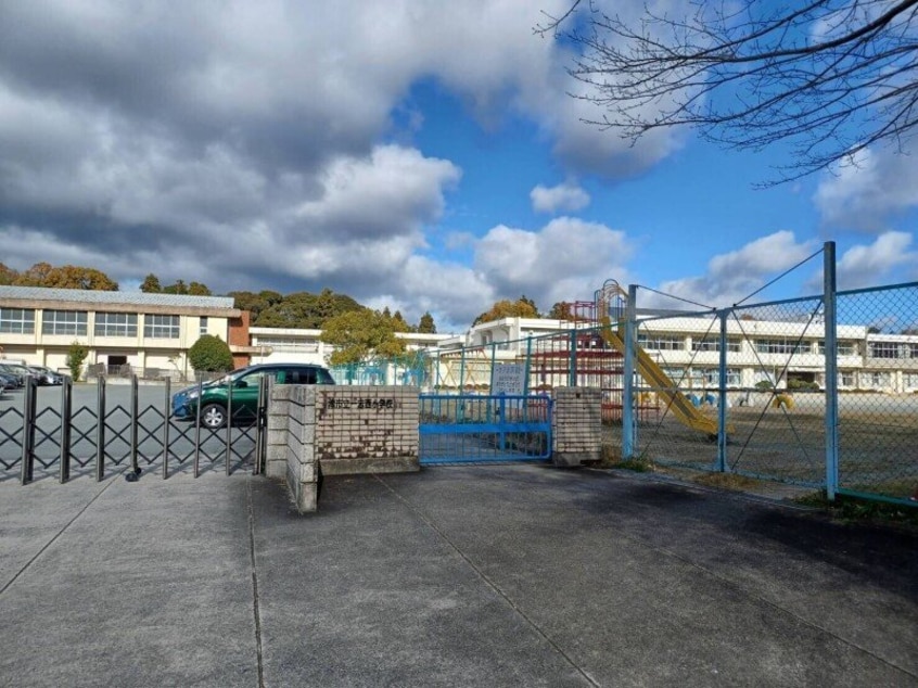 津市立一志西小学校(小学校)まで1096m グランシャリオⅡ　Ｂ