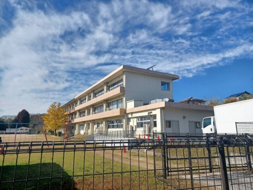 津市立戸木小学校(小学校)まで704m シエラ　Ｂ