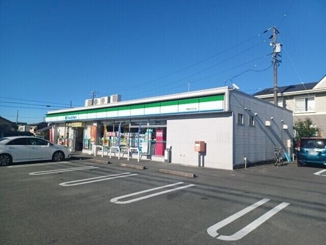 ファミリーマート伊勢おばた店(コンビニ)まで577m N様小俣町元町貸家