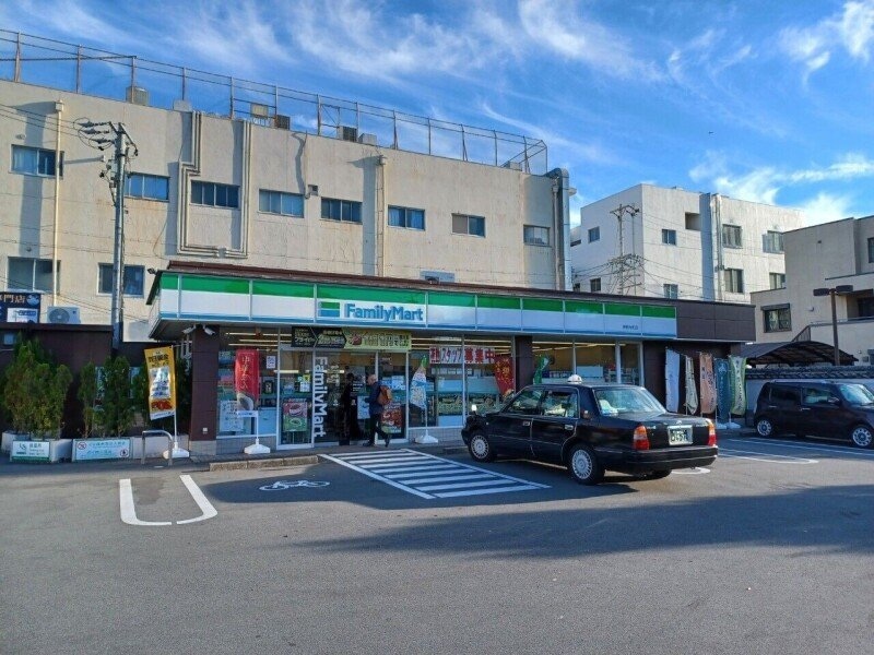 ファミリーマート伊勢本町店(コンビニ)まで956m 丸二マンション