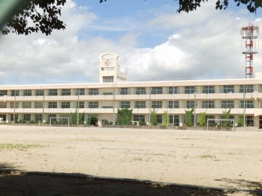 伊勢市立明野小学校(小学校)まで1026m テージス