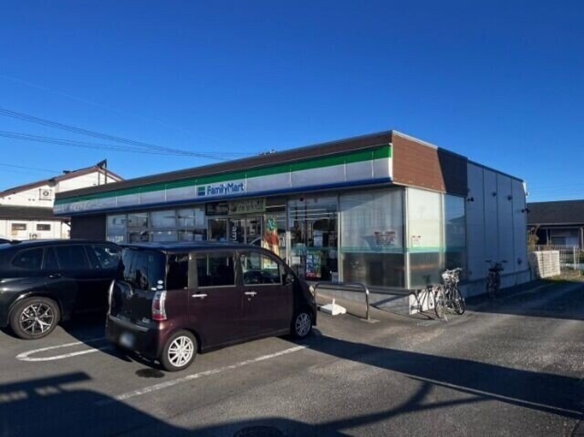 ファミリーマート伊勢上地店(コンビニ)まで689m ＳＵＮＳＥＴ　ＲＯＵＧＥ　Ａ棟