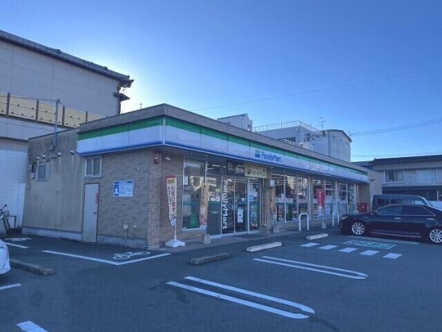 ファミリーマートいせ中島店(コンビニ)まで522m 宮川ハイツ