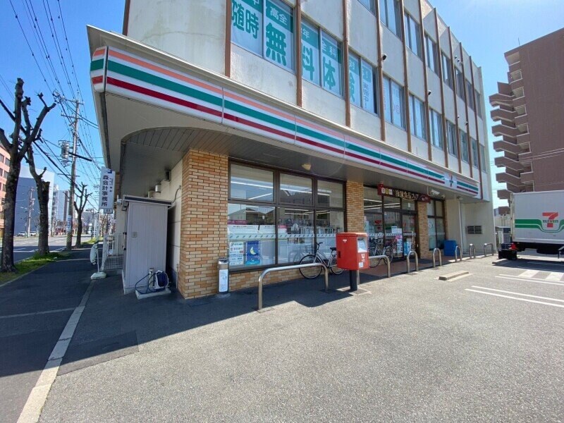 セブンイレブン四日市鵜の森1丁目店(コンビニ)まで400m ファミール西浜田 南館
