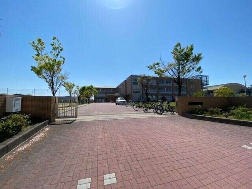 四日市市立港中学校(中学校/中等教育学校)まで2017m ロイヤルサイキ