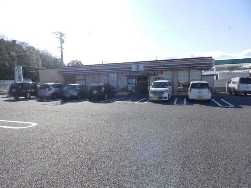 セブンイレブン四日市三重団地入口店(コンビニ)まで700m アミティエ四日市