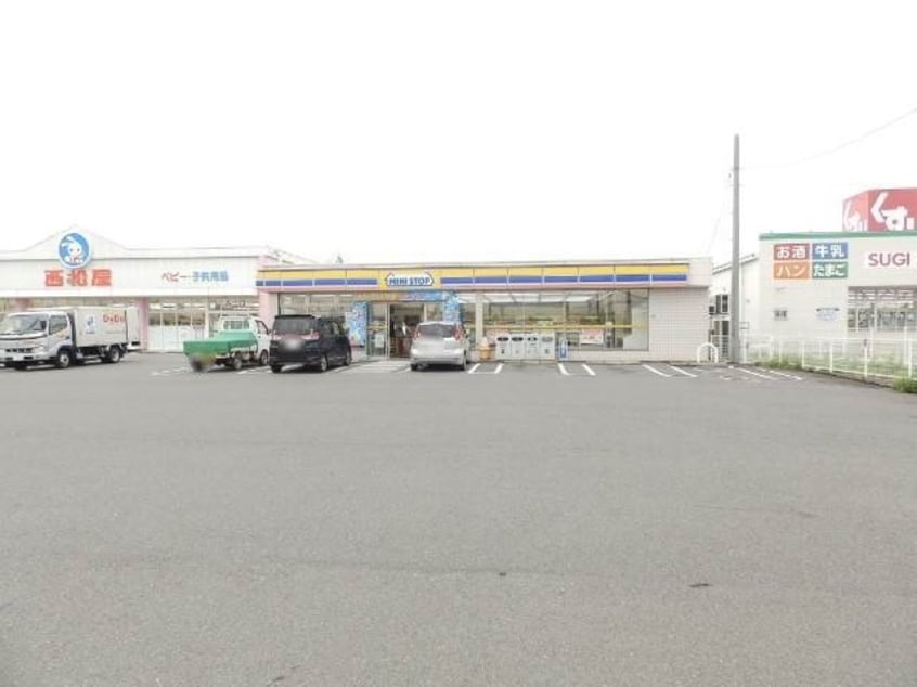 ミニストップ 四日市泊小柳店(コンビニ)まで300m ｅｍｂｅｌｌｉｒ