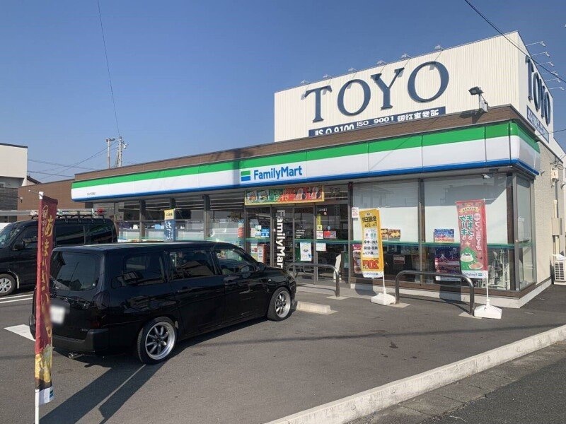 ファミリーマート 四日市茂福町店(コンビニ)まで416m 陽当たり良好な富田浜元町貸家