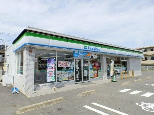 ファミリーマート四日市生桑南店(コンビニ)まで826m フォレストサイド
