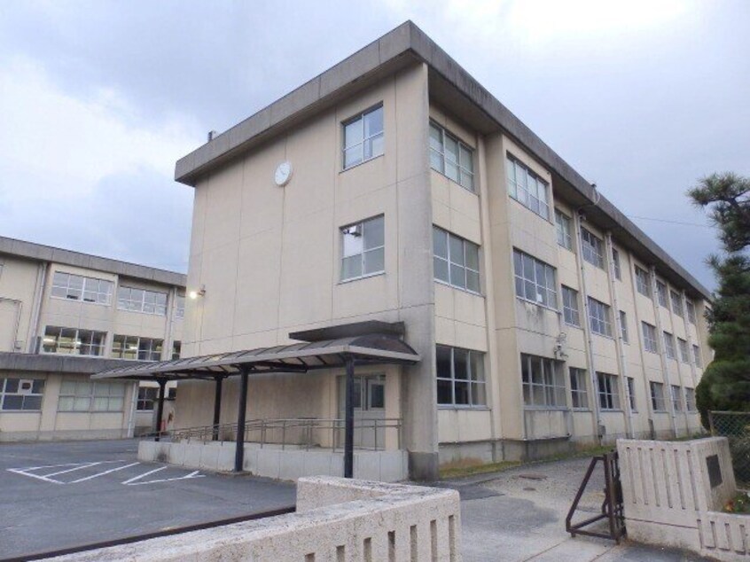 四日市市立西朝明中学校(中学校/中等教育学校)まで2596m シャルム　Ｆ