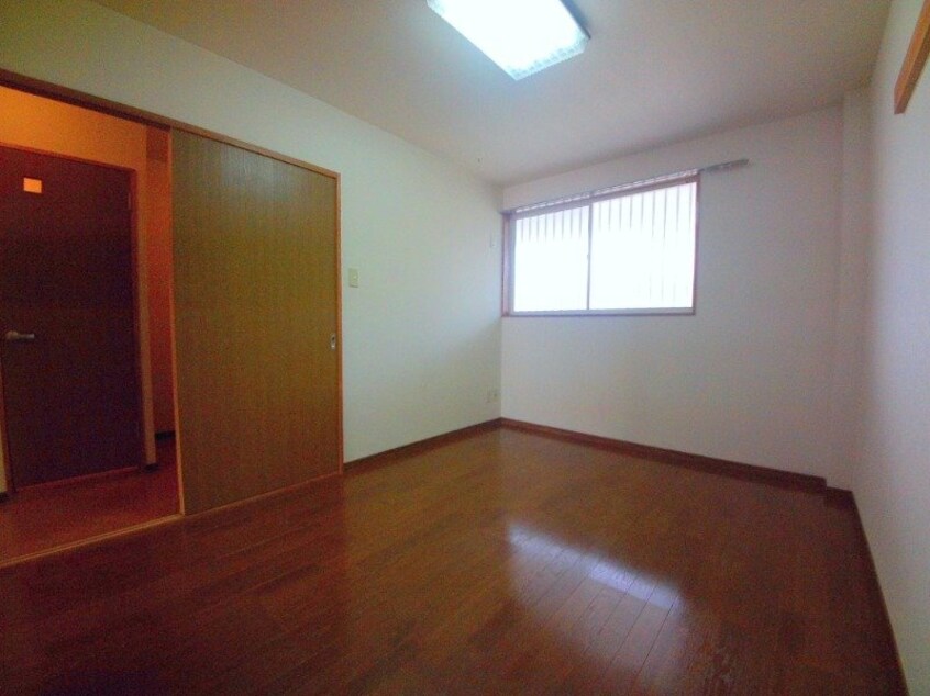 別部屋反転写真です Ｓｕｒｐｌｕｓ　Ｔｗｏピラカンサ