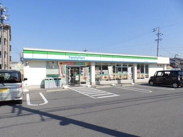 ファミリーマート四日市十志町店(コンビニ)まで662m ユニ・メゾン