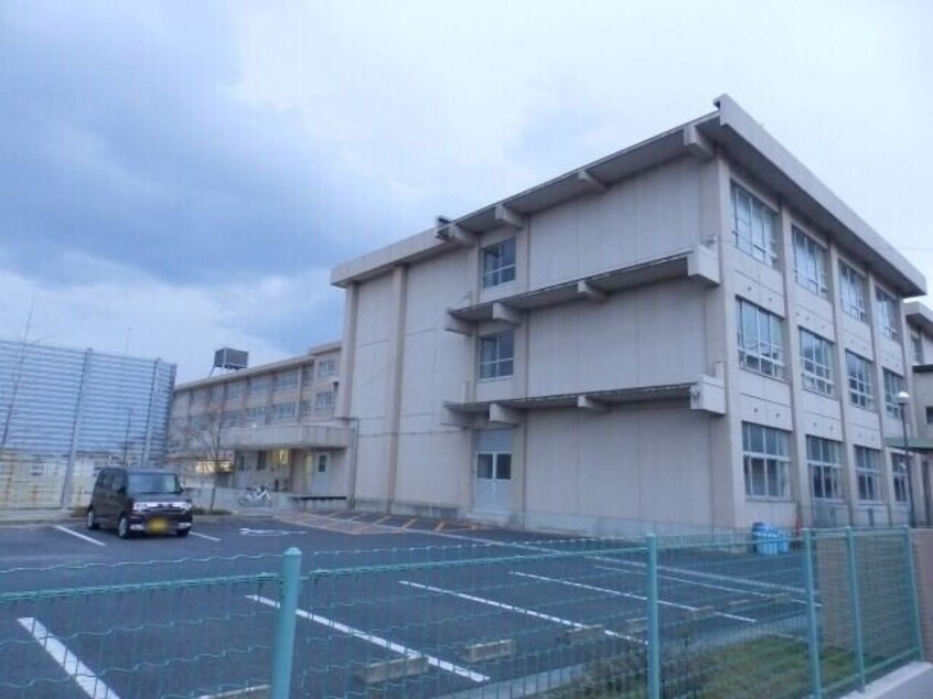 四日市市立八郷小学校(小学校)まで2254m H様アパート