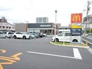 マクドナルド四日市芝田店(その他飲食（ファミレスなど）)まで80m Ｄ－ｃｈａｍｂｒｅ芝田