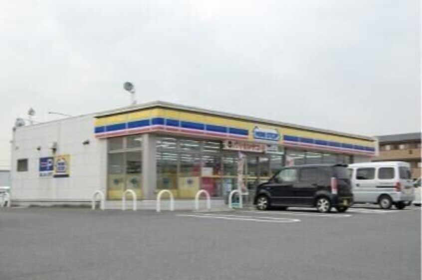 ミニストップ四日市泊小柳店(コンビニ)まで563m シュエット・エムＢ