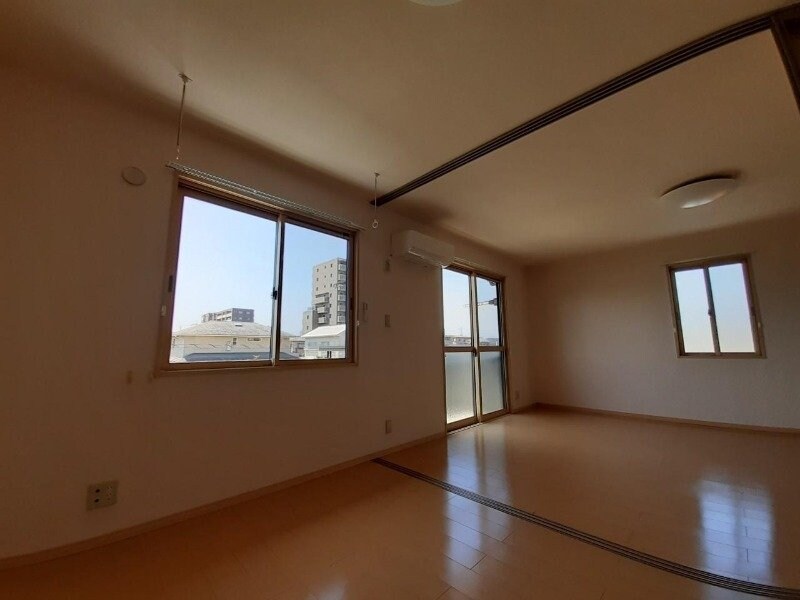  リビングタウン四日市芝田　A