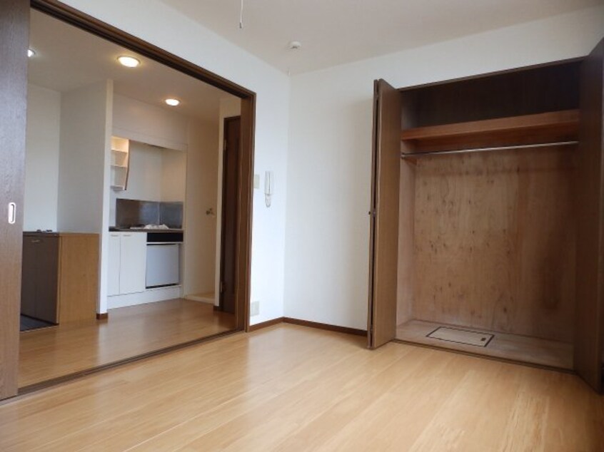 別部屋同型反転タイプです。 エバーグリーン森