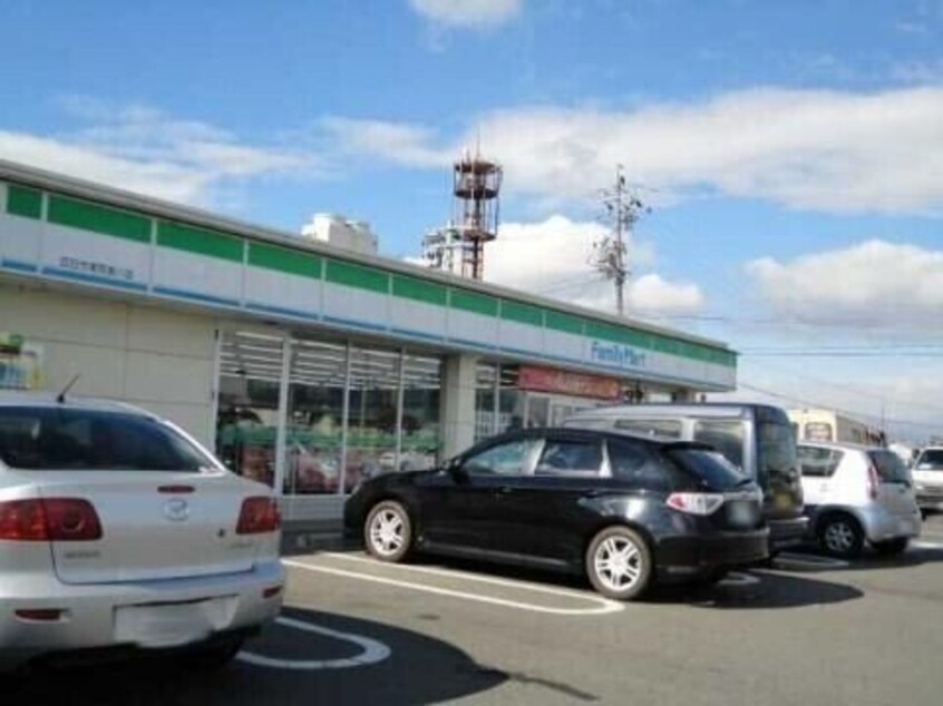 ファミリーマート四日市東阿倉川店(コンビニ)まで666m Highness本郷町