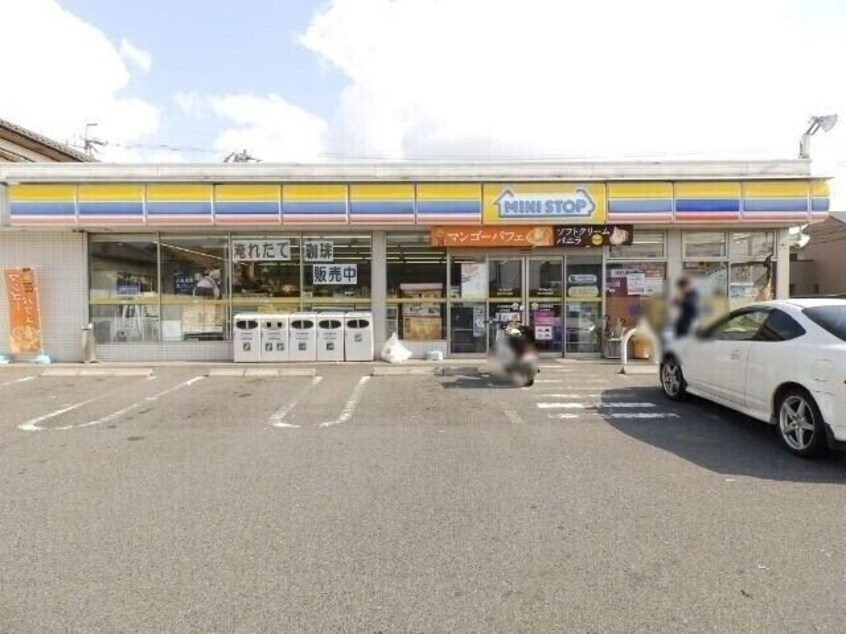 ミニストップ四日市中里店(コンビニ)まで818m グレイスヒルＡ