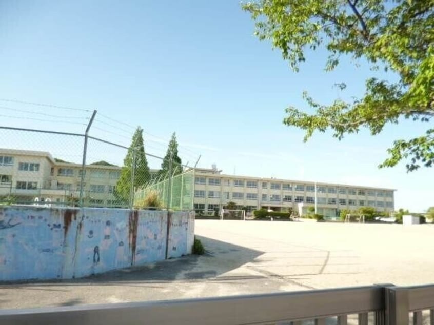 四日市市立泊山小学校(小学校)まで1441m パークハイムトマリ Ｂ