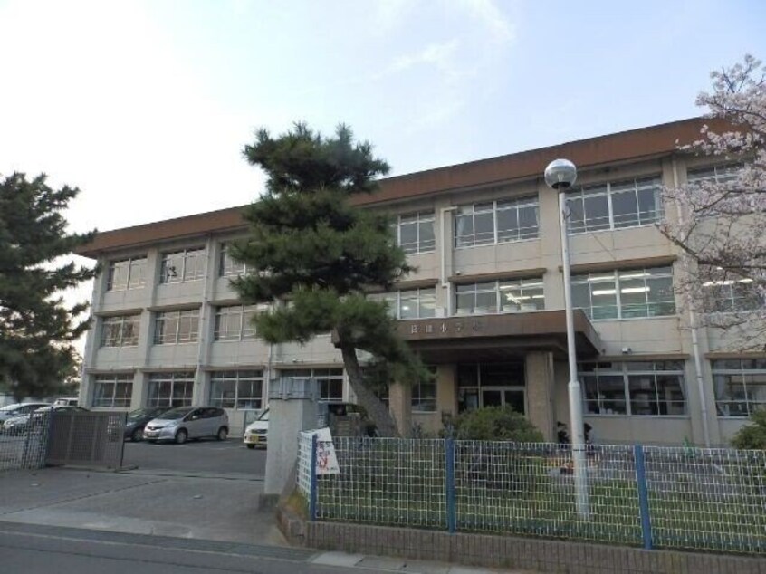 鈴鹿市立箕田小学校(小学校)まで1016m リーブルファイン下箕田
