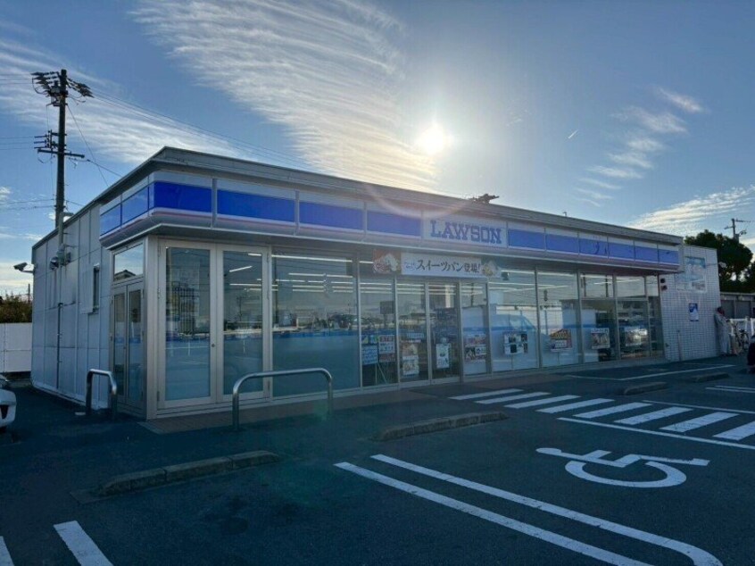 ローソン松阪大津町店(コンビニ)まで471m ジュピターマンション大津Ⅰ