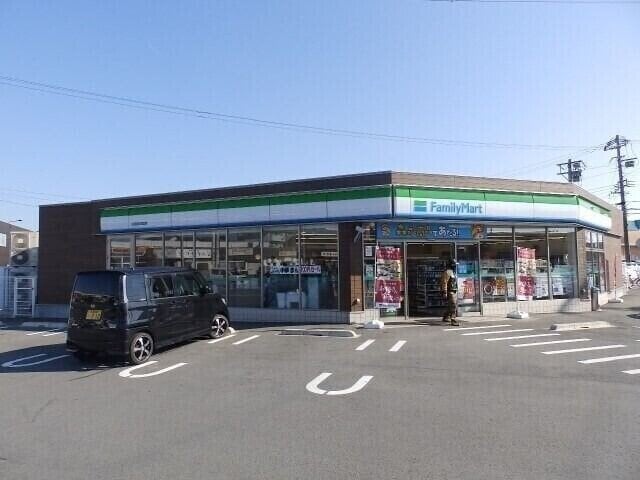 ファミリーマート松阪駅部田店(コンビニ)まで495m イーグルプレイス
