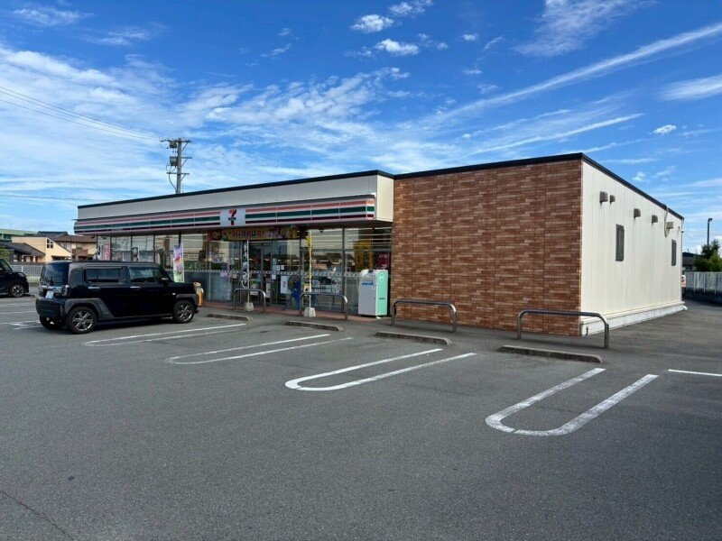 セブンイレブン松阪下村町店(コンビニ)まで773m メゾンピュアコート　Ｂ棟