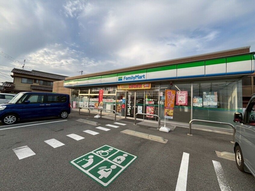 ファミリーマート松阪黒田町店(コンビニ)まで522m ベルシエロ　Ｃ